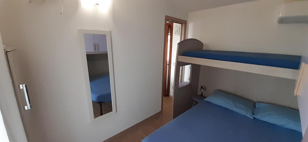 Fronte Mare Attico Indipendente Ed Esclusivo Con Terrazza Panoramica Apartment Isola Rossa Bagian luar foto