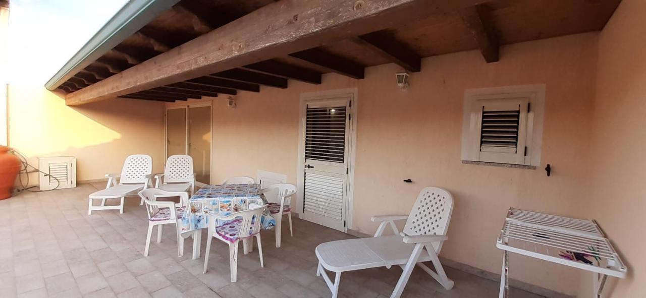 Fronte Mare Attico Indipendente Ed Esclusivo Con Terrazza Panoramica Apartment Isola Rossa Bagian luar foto