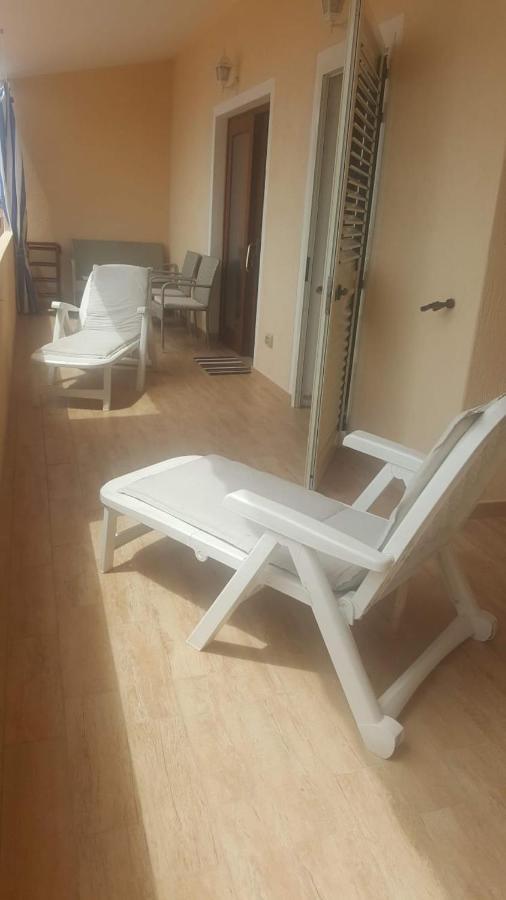 Fronte Mare Attico Indipendente Ed Esclusivo Con Terrazza Panoramica Apartment Isola Rossa Bagian luar foto