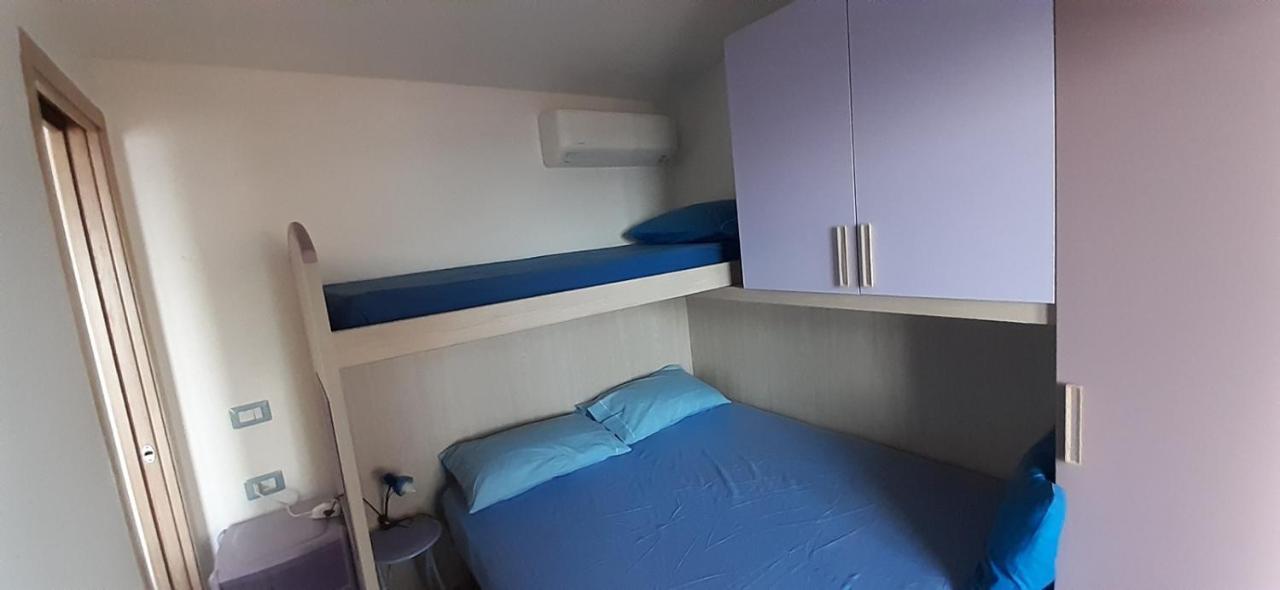 Fronte Mare Attico Indipendente Ed Esclusivo Con Terrazza Panoramica Apartment Isola Rossa Bagian luar foto